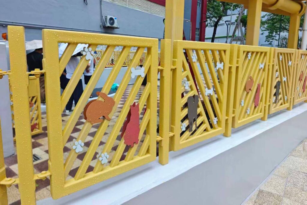 香港屯門寵物公園工程案例|戶外定制設施及不鏽鋼工程服務 香港屯門寵物公園黃色鐵藝圍欄及閘門工程