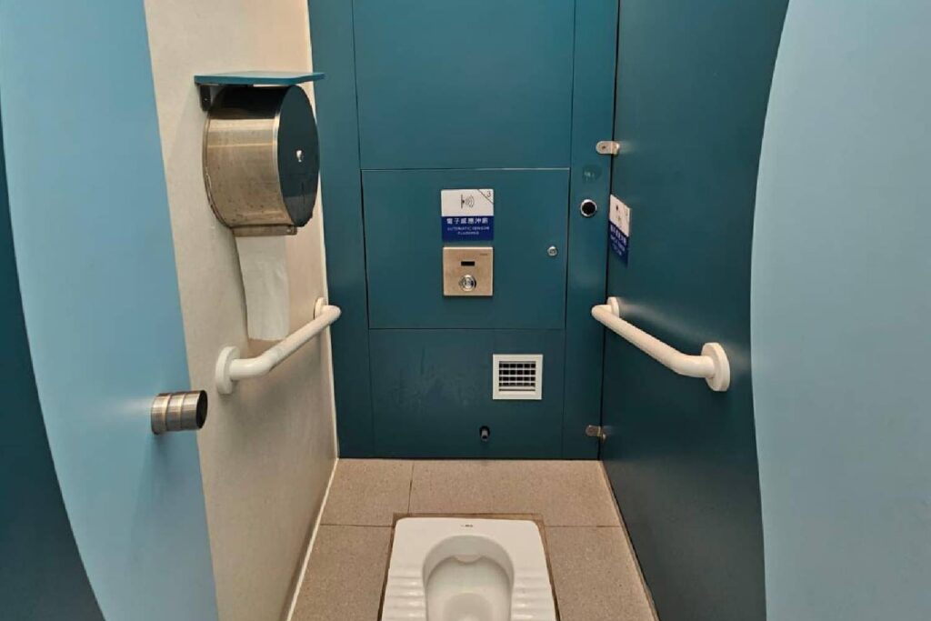 香港流浮山公廁工程案例|鋁板、百葉及不鏽鋼工程定制服務 流浮山公廁 無障礙廁格扶手及紙筒設備