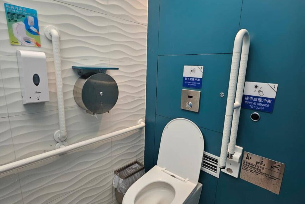 香港流浮山公廁工程案例|鋁板、百葉及不鏽鋼工程定制服務 流浮山公廁 無障礙扶手及不鏽鋼紙筒安裝