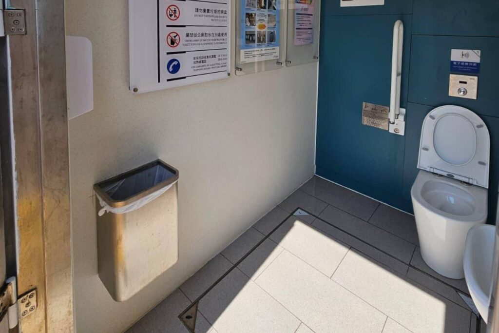 香港流浮山公廁工程案例|鋁板、百葉及不鏽鋼工程定制服務 流浮山公廁 不鏽鋼掛牆垃圾桶