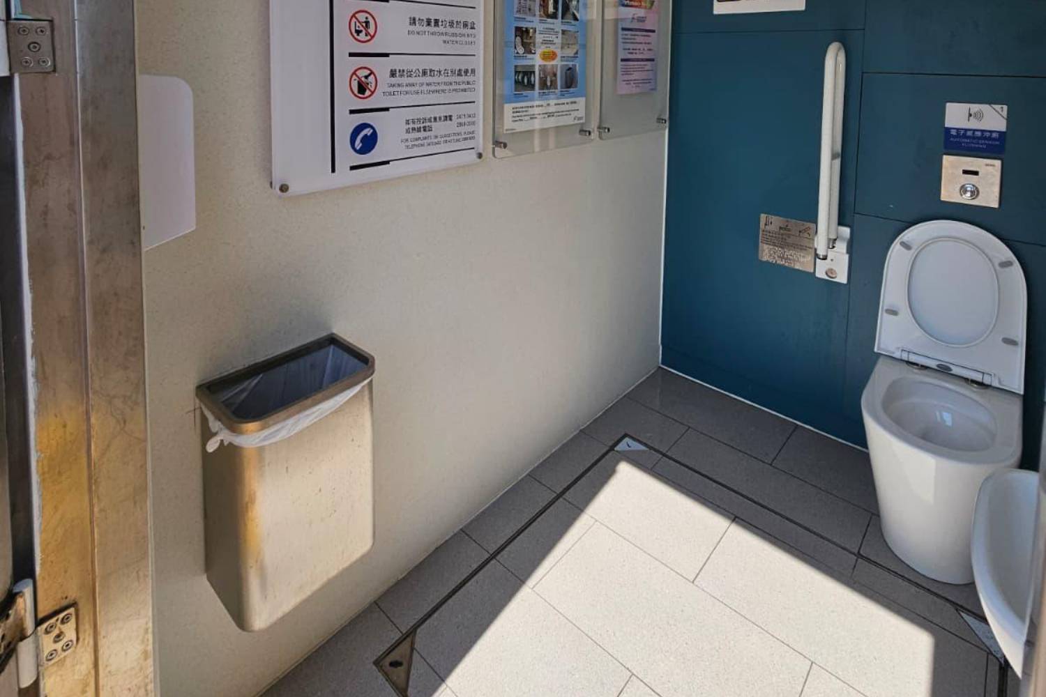 香港流浮山公廁工程案例|鋁板、百葉及不鏽鋼工程定制服務 流浮山公廁 不鏽鋼掛牆垃圾桶