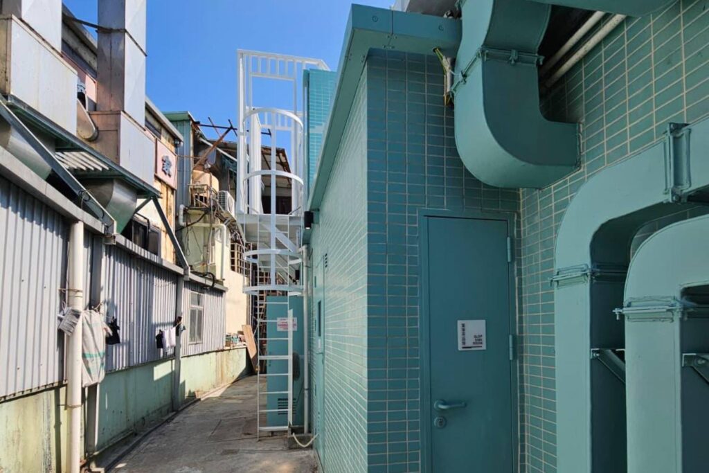 香港流浮山公廁工程案例|鋁板、百葉及不鏽鋼工程定制服務 流浮山公廁 不鏽鋼貓梯安裝