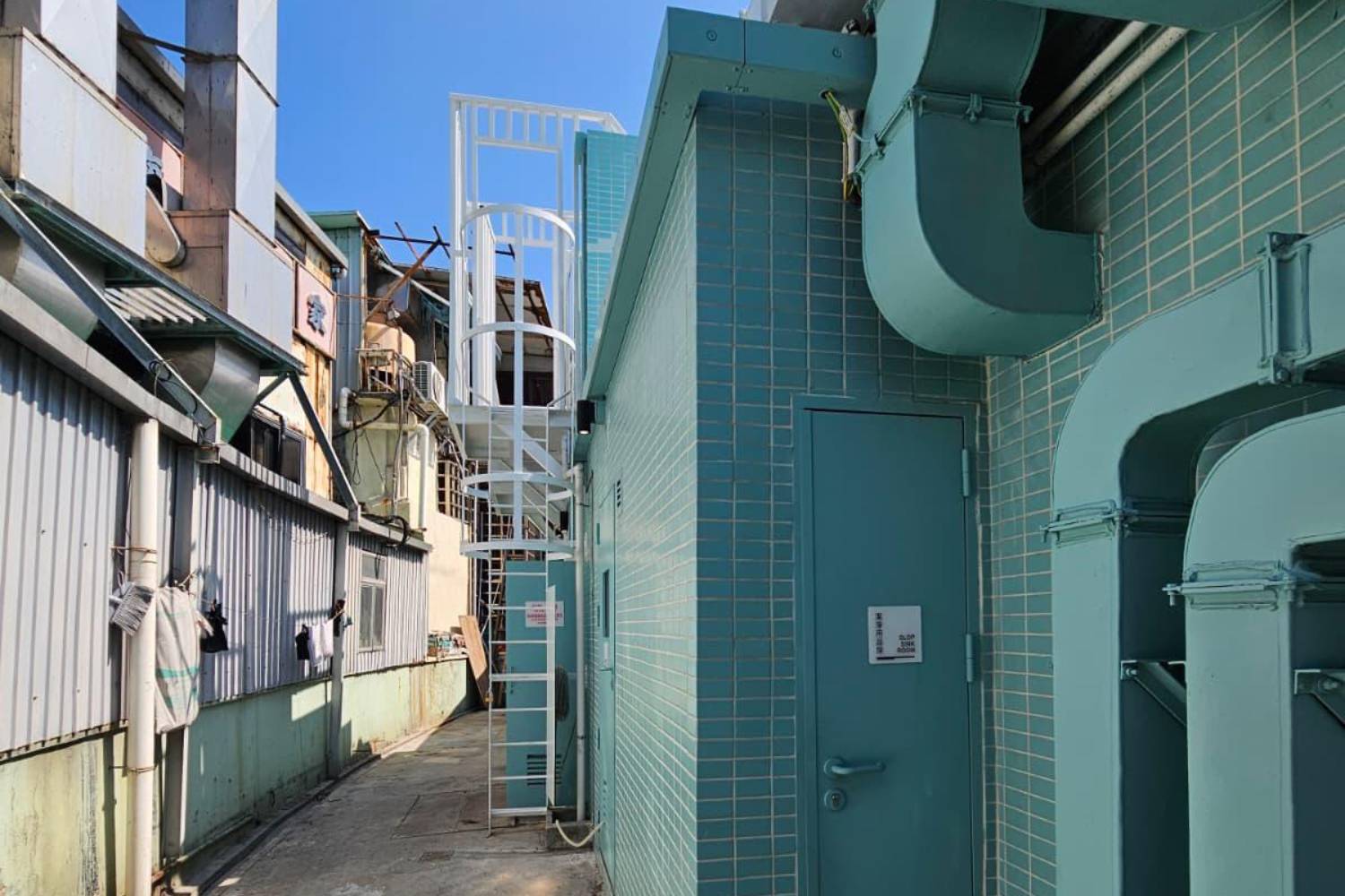 香港流浮山公廁工程案例|鋁板、百葉及不鏽鋼工程定制服務 流浮山公廁 不鏽鋼貓梯安裝