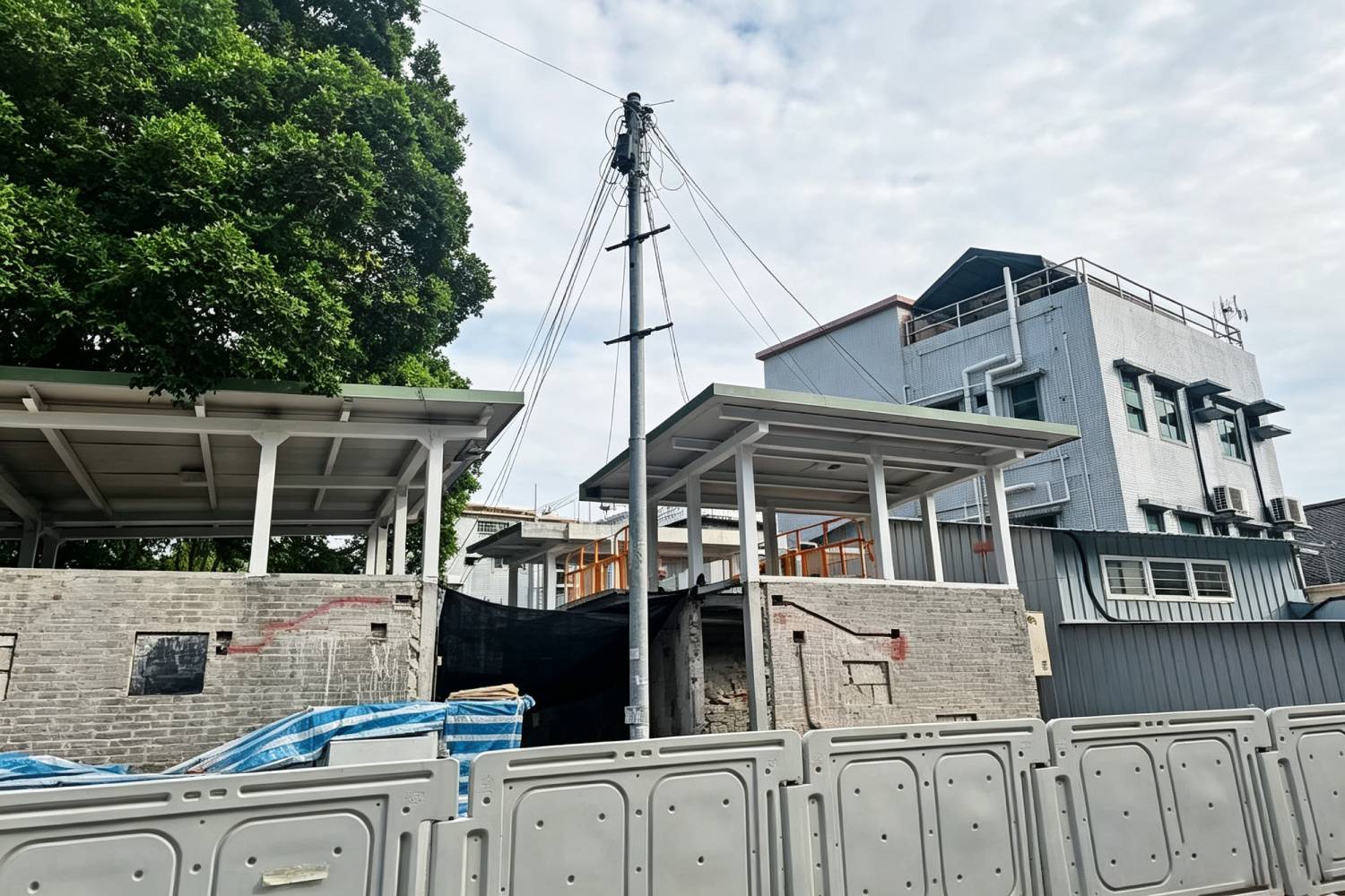 香港屏山洪屋村公廁工程案例|鋁板、百葉及不鏽鋼工程定制服務 公廁鋼結構框架施工現場