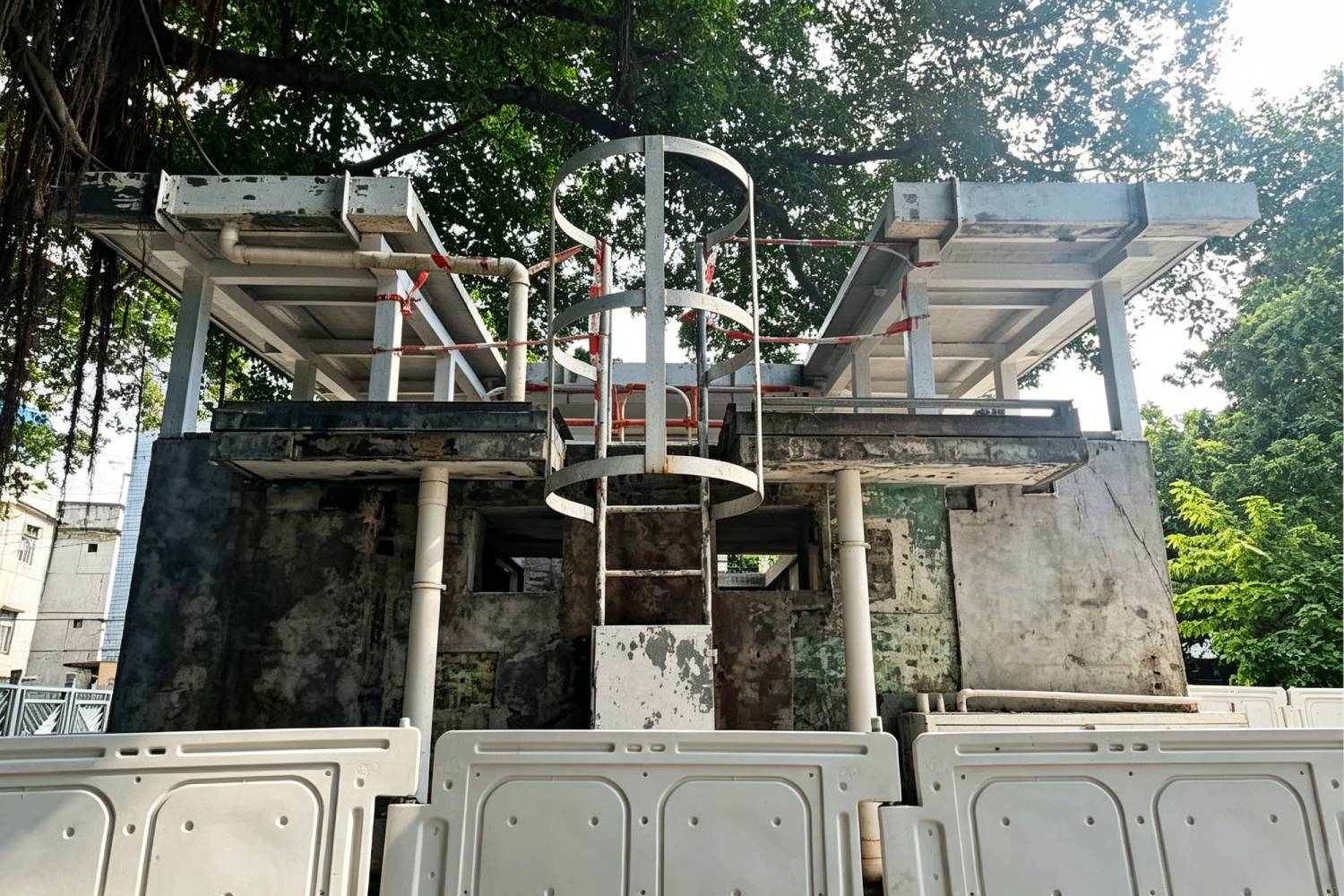 香港屏山洪屋村公廁工程案例|鋁板、百葉及不鏽鋼工程定制服務 香港元朗屏山洪屋村公廁工地不鏽鋼貓梯鋼結構