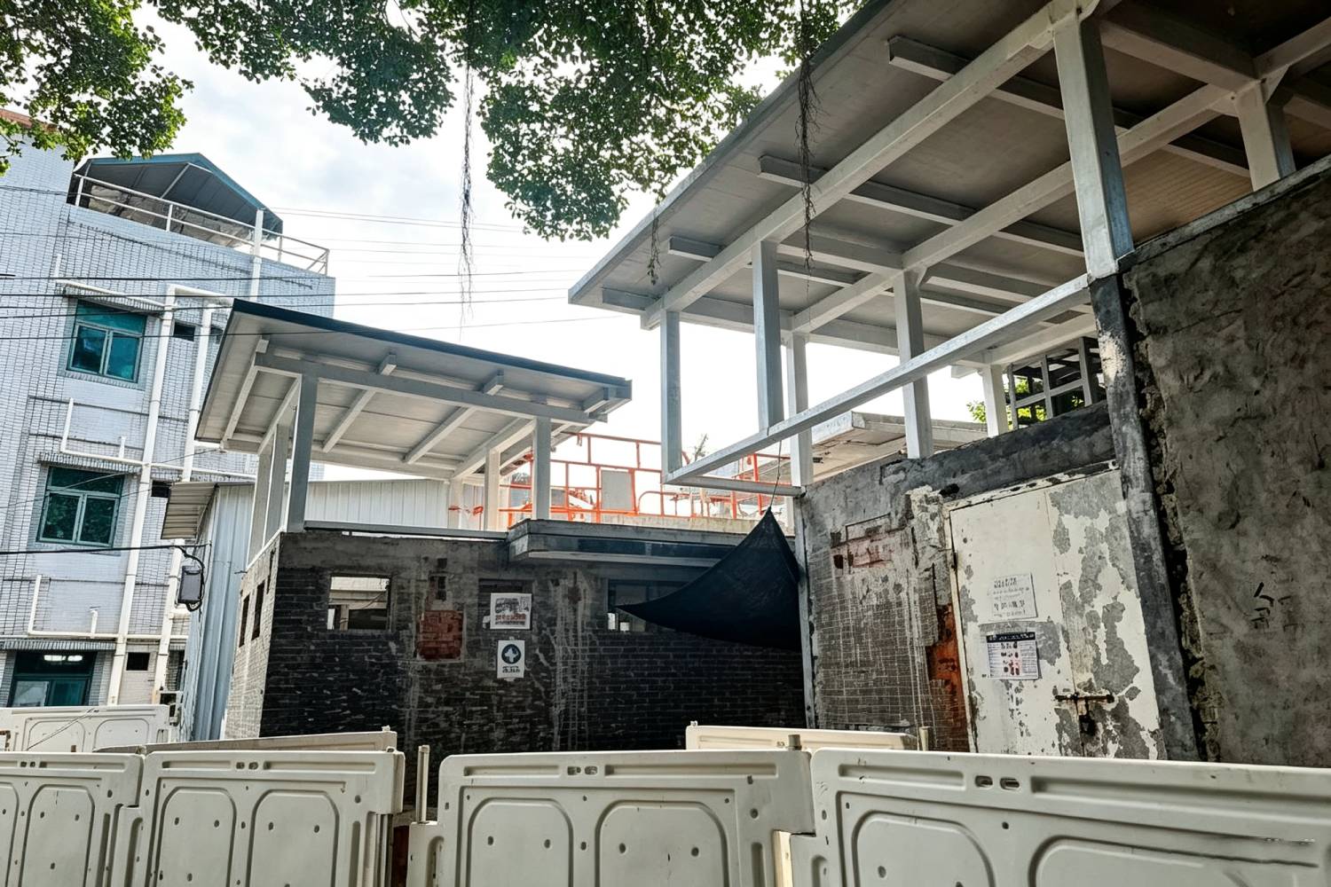香港屏山洪屋村公廁工程案例|鋁板、百葉及不鏽鋼工程定制服務 香港坪山公廁項目2
