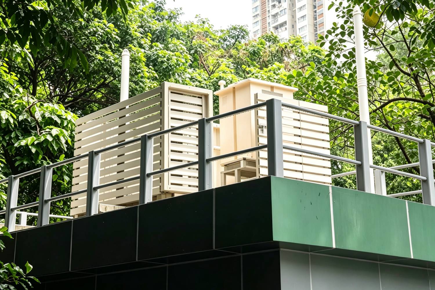 屋頂鋁合金安全圍欄，搭配橫條鋁百葉遮飾牆，戶外平台護欄，香港市政公廁屋頂設備防護欄，綠樹背景，市政工程鋁製圍欄實拍