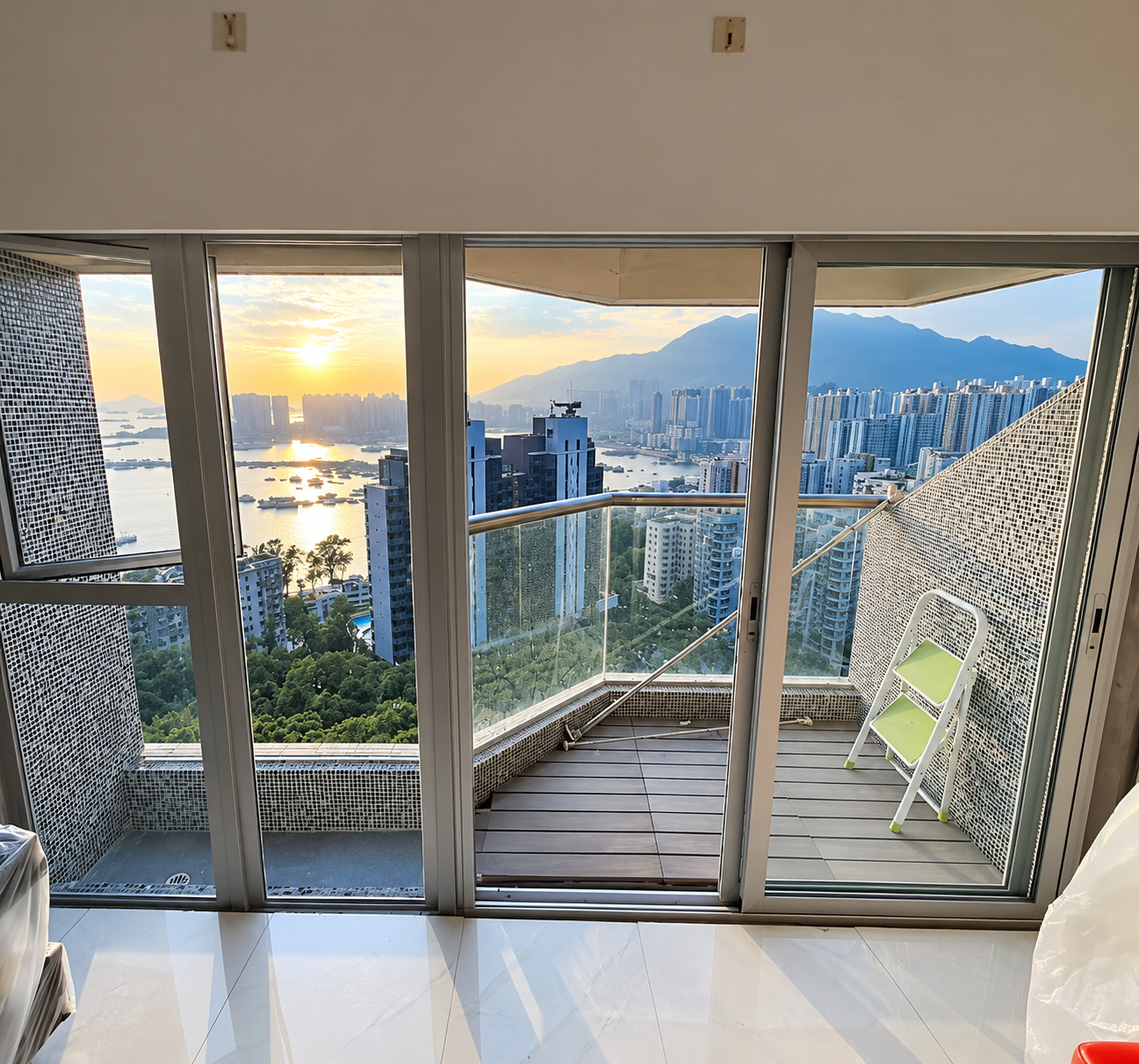香港住宅鋁合金玻璃趟門及窗戶，連接陽台並俯瞰城市、海景及山景