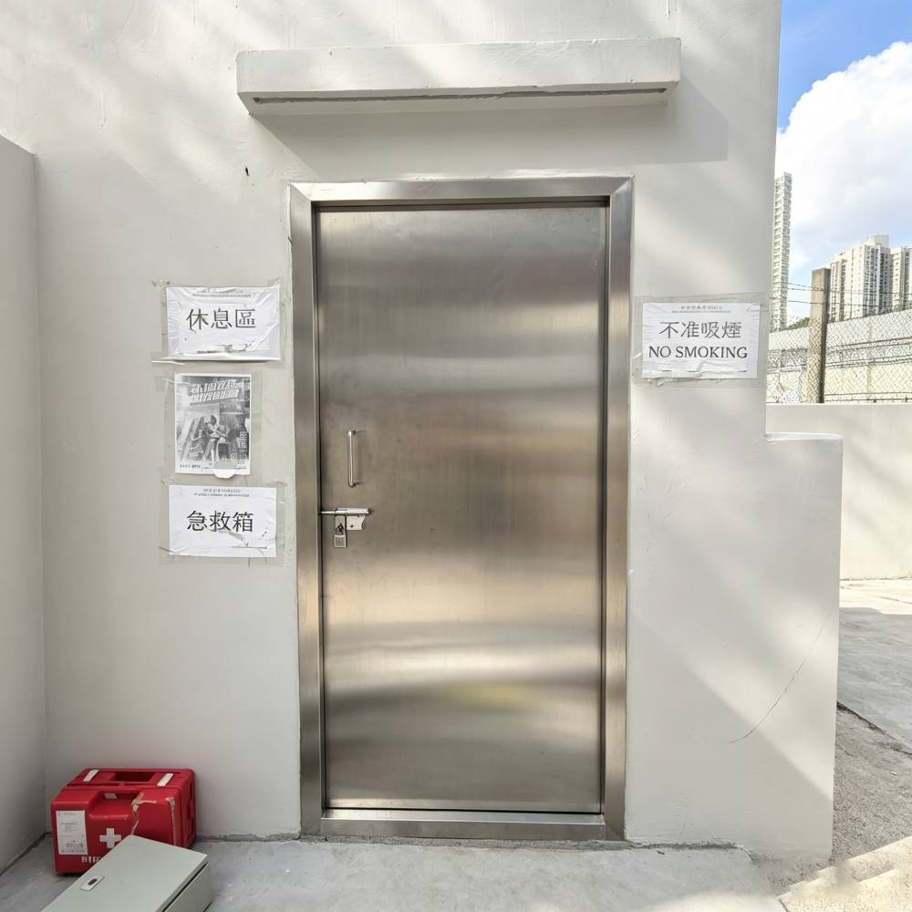 香港現場實拍 2 小時不鏽鋼防火單門，不鏽鋼門框門板，外置橫把手，工程完工實例，適合香港樓宇防火工程