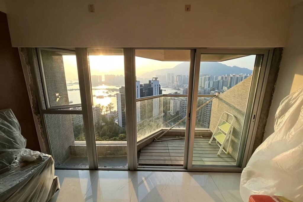 知識庫 住宅單位鋁合金推拉趟門,室內通往露台陽台鋁門窗工程實拍,大面玻璃欣賞海景山景,香港屋苑住宅鋁製推拉門,大跨度鋁趟門,全屋鋁窗訂造安裝實景