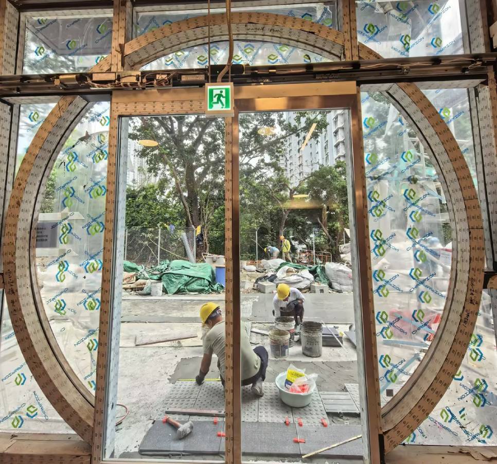 黃大仙龍翔道生活藝術中心圓形窗框建築外觀照。
